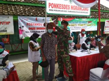 Anggota Satgas TMMD Bojonegoro Bantu Pendataan Lansia Desa Ngrancang